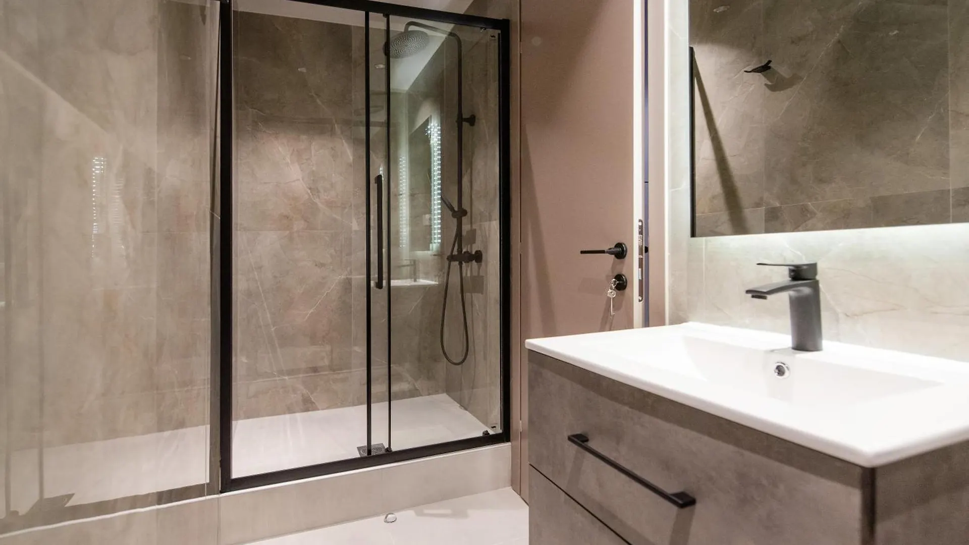 Aura F24 Apartments By Halu! - Vibrant Neighbourhood Salonicco